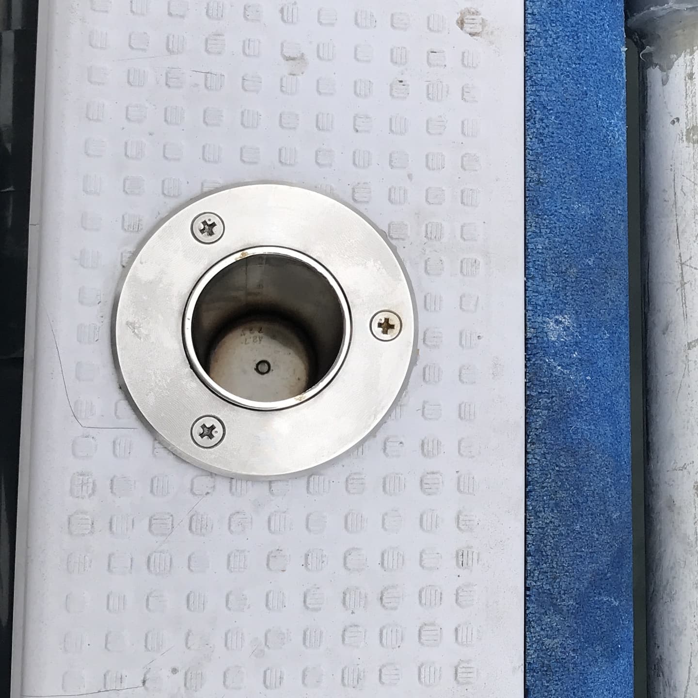 竿受け（両舷前部）